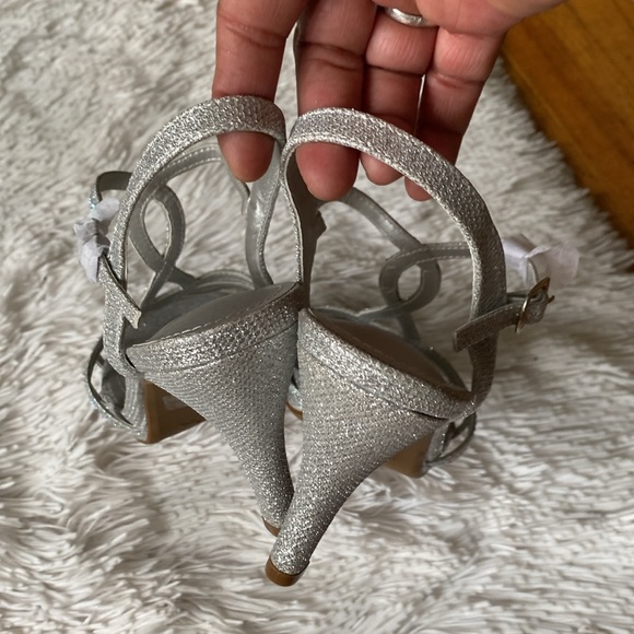 New women’s Sz 8.5 glittered embellished formal festive silver straps sandals - Picture 11 of 11
